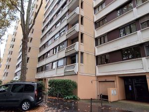 Box fermé 15m2 - securisé - proche Part-Dieu