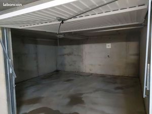 Grand garage 25 m² boxé sécurisé