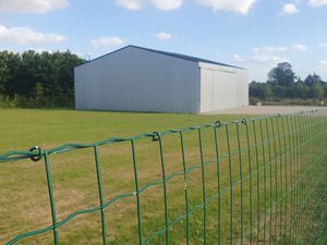 Local professionnel à louer – 100 à 200 m² – Parking clients – Zone artisanale Thiberville