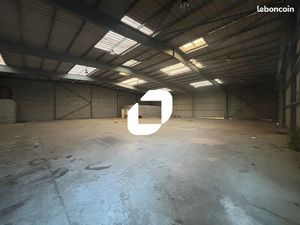 Local industriel 1 200 m²