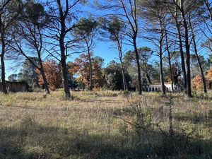 Terrain 9 000 m² + Bâti 200 m² – Zone UT – 15 min Aix en Provence
