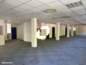 Bureau 599 m²