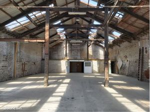 ENTREPOT SECURISE POLYVALENT 800m²AVEC BUREAUX ET MEZZANINE PROCHE GARE
