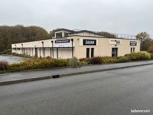 À LOUER – Local commercial 747 m² – Zone Leclerc – Parking 30 places – Sablé-sur-Sarthe