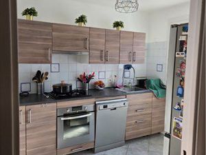 Loué maison 4 chambres  une cuisine semi équipée   salon  salle à manger. Proche des comme