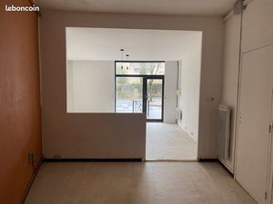 Local commercial avec excellente visibilite