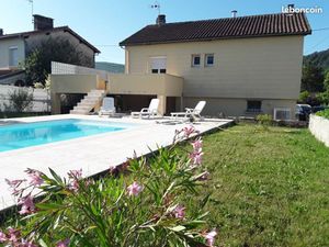 Maison  piscine  jardin  grande terrasse  garage  proche commerces à pied