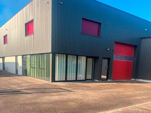 Local d'activité et bureaux de 386 m²