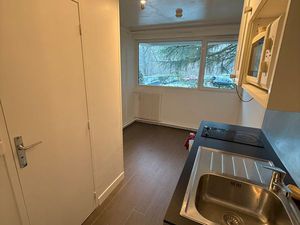 Appartement de type atelier rénové avec sanitaires - Idéal pour un premier logement ou un 