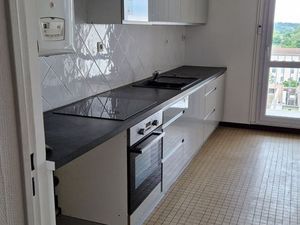 Loue Romans près centre T4 avec terrasse 3em étage avec ascenseur cuisine équipé 630 euros