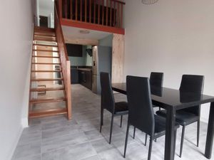 Loue F2 meublé en duplex plein centre ville