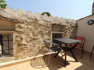 Maison de village avec terrasse  ainsi qu'un jardin potager non-attenant  dans un village 