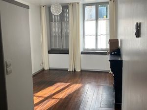 • Appartement 2 pièces - 54.24 m² rénové au RDC + cour - Centre Laon ville haute 