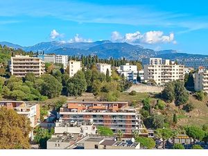 Chambre premium avec vue Alpes & balcon privatif – 16ᵉ étage. Wi-Fi haut débit illimité