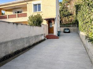 P4 excellent état + cour Nîmes quartier Puech du Teil