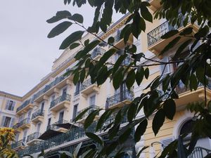 Studio dernier étage en angle au Beausite