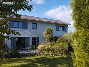 Maison bois chaleureuse avec dépendance et grand terrain