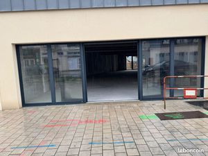 À LOUER– SUPERBE CELLULE COMMERCIALE NEUVE – ARNAGE – 130 m²