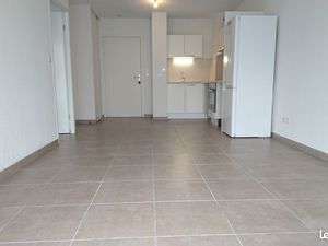 Charmant T2 récent avec grand balcon et parking privatif sécurisé  au pied du tram