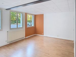 ? À LOUER – Bureau 40 m² avec cuisine privative et vue sur parc – Saint-Cyr-sur-Loire – AU