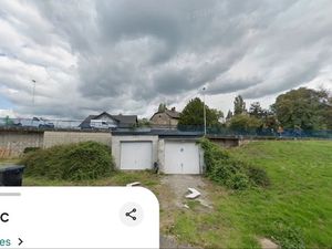 A louer 3 garages côte à côte idéal artisan  carrosserie  lavage voiture   avec électricit