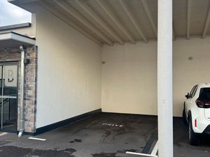 Place de parking couverte abri