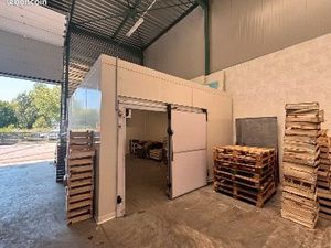 Local 180m2 avec chambre froide