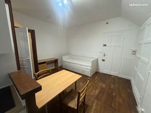 Studio rénové 2ème étage centre ville