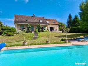 GRANDE VILLA LUMINEUSE AVEC PISCINE A FIGEAC (LOT) SUR 3000 M2elle et grande villa tres lu