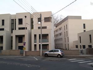 Garage box fermé dans une résidence sécurisée