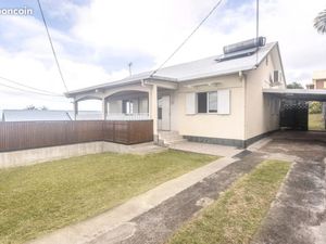 Villa + petit jardin avant + abri