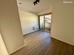 Studio avec balcon - plein centre