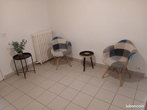 Deux pièces meublé en entresol d'un pavillon avec jardin et emplacement stationnement 2 ro