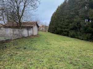 Vend terrain avec petit bâtiment