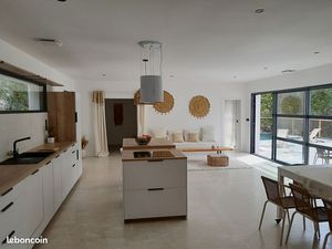 Maison contemporaine avec dépendances dans cadre exceptionnel