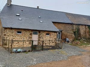 Très belle longère 125 M2 au sol terrain 1000 M2 rénovée récemment possibilité de avoir de