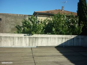 Salon hors centre ville : 2 pièces climatisées et ensoleillées sans vis-à-vis avec terrass