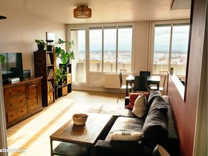 T3 meublé – 73 m² plein sud – 2 balcons – vue dégagée – chauffage collectif - parking – Je