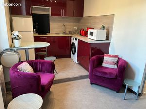 T1 meublé centre ancien sur une place ensoleillée