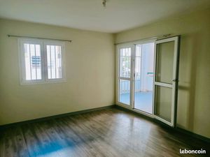 Appartement 2 chambres + grand salon et terrasse a ste clotilde rue tessan