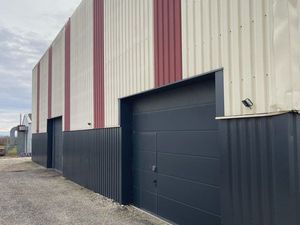 Local commercial / stockage de 110 m² + mezzanine 10 m²