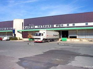Local logistique 2 233 m²