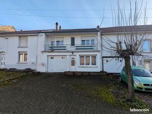 Maison de village avec bâtiment attenant