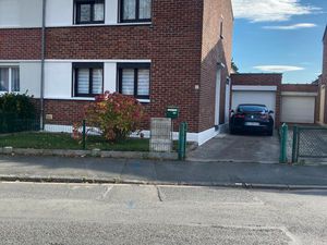 Maison de lotissement  jardin  grand garage au centre de Leers