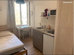 Studette en face de la gare