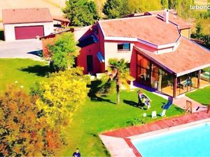 Villa architecte Jardin 2700m2. Garage. Piscine. Vue PYRENEES