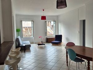 Nîmes CV  arènes  manifique P2 meublé refait à neuf entirement climatisé