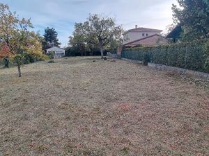 Beau terrain clos arboré constructible Riom