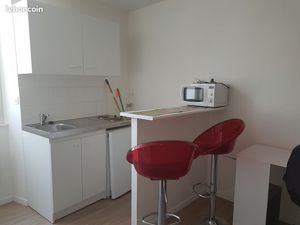 Studio partiellement meuble