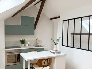 Studio avec coin chambre refait à neuf - dernier étage - proche centre